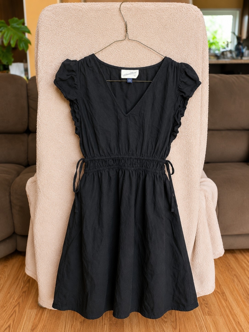 Universal Thread Black V-Neck Short Sleeve Tie-Waist Dress